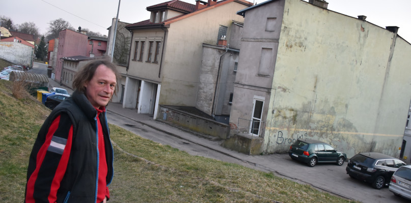 Kazimierz Wolski kamienicę w której mieszka nazywa bytowskim Brooklyn`em, ze względu na jej stan techniczny