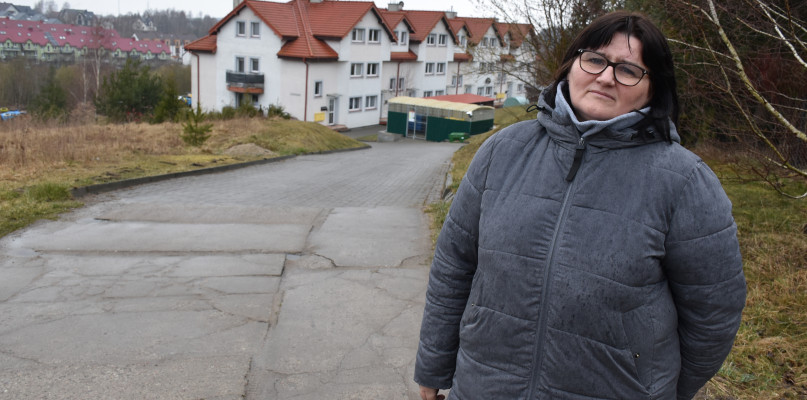 Mieszkańcy ulicy Nad Strumykiem w Mądrzechowie nie mają publicznej drogi dojazdowej. Na zdjęciu Anna Cieślok