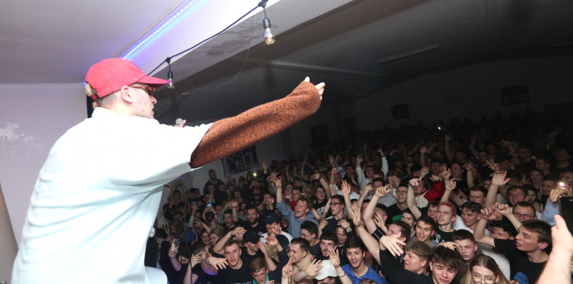 Koncert-niespodzianka w Żukówku! W sali wiejskiej wystąpił QUEBONAFIDE!