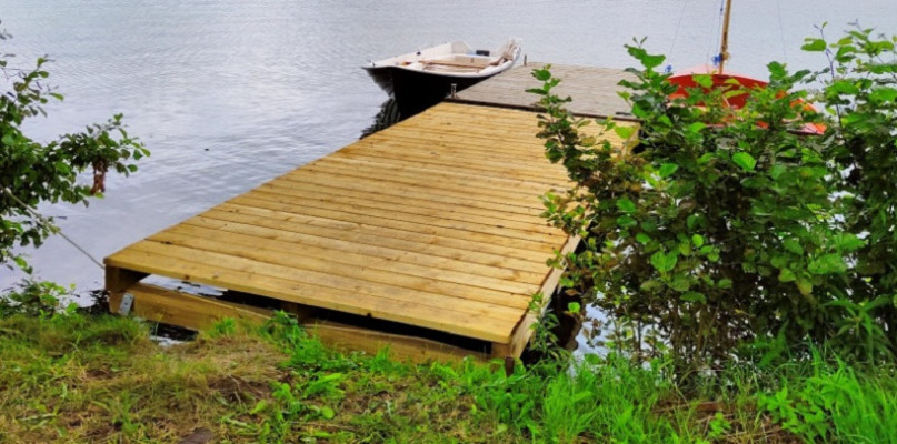 Nielegalny pomost na brudnych beczkach nad Jez. Mausz. WYCIEKŁA SUBSTANCJA!