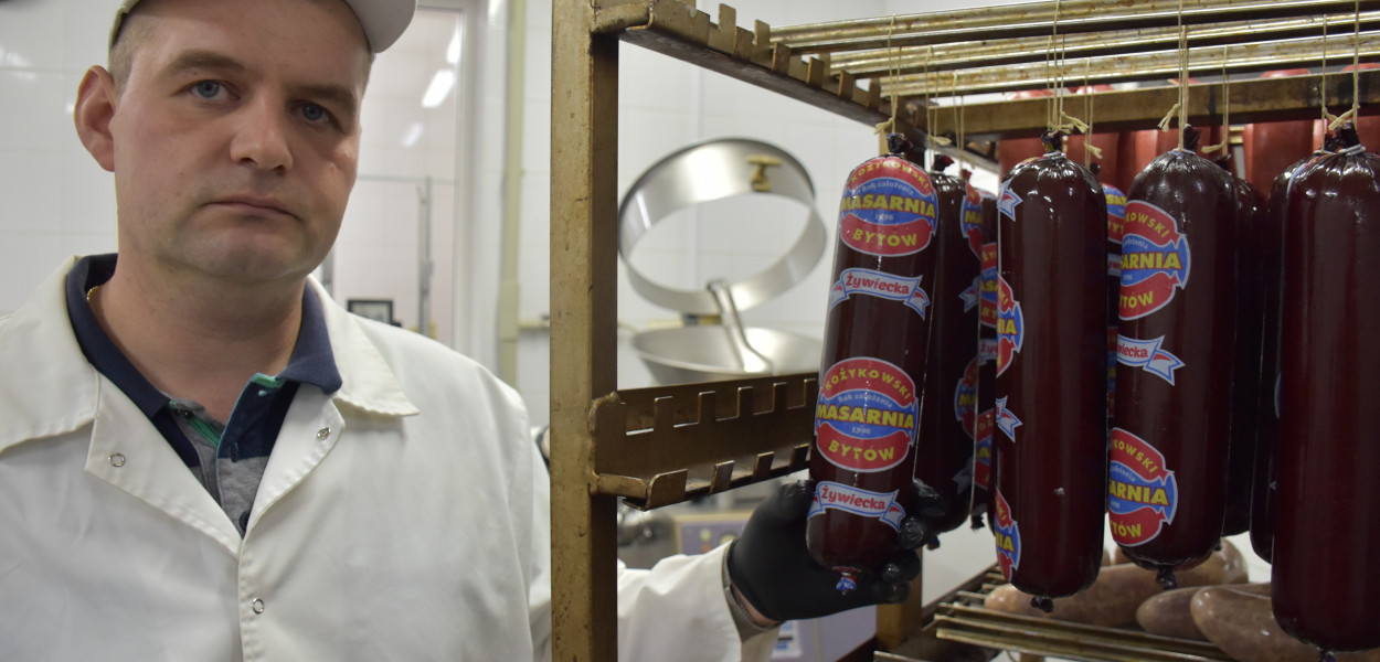 Łukasz Kożykowski i jeden ze sztandarowych produktów - kiełbasa żywiecka