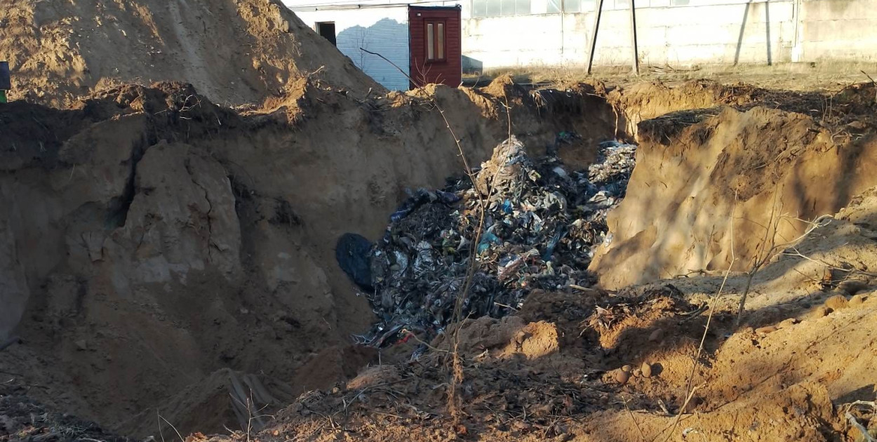 Właściciel terenu twierdzi, że chciał tylko zabezpieczyć foliowe odpady