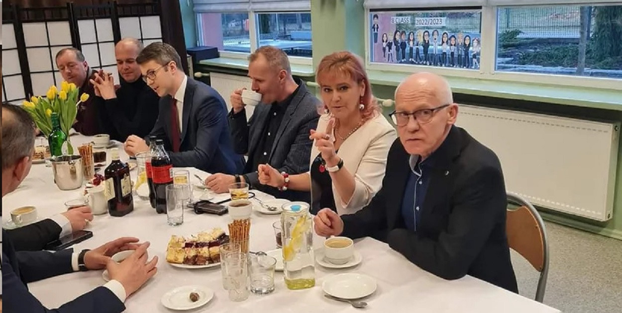 SZKOLNE spotkanie z posłem Müllerem... przy BUTELCE WHISKY?