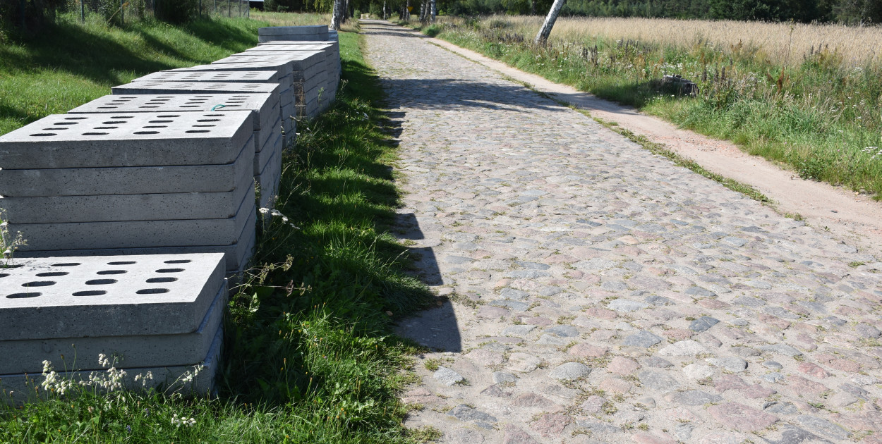 Drogowy DYLEMAT. Zostawić bruk czy zalać asfaltem?