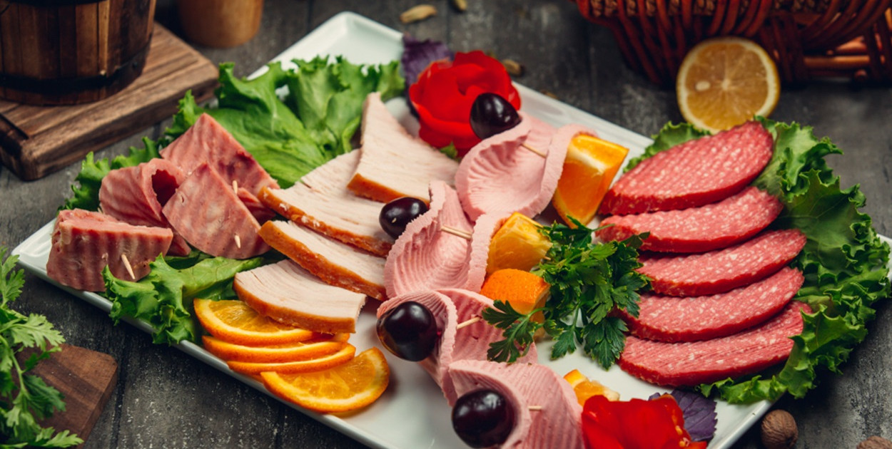 Swojskie wędliny w Warszawie: Gdzie kupić tradycyjne produkty o autentycznym polsk