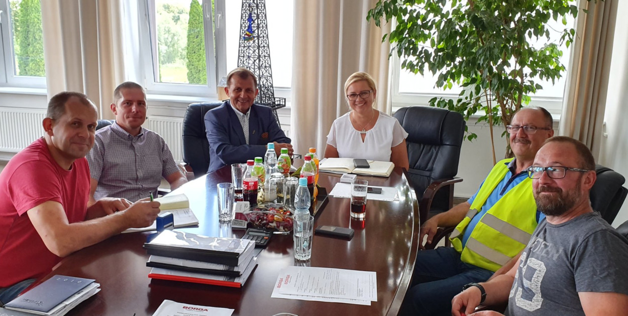 Przemysław Kraweczyński (drugi od lewej) na zdjęciu wykonanym w 2019 roku w firmie Wireland. Był tam jako kierownik budowy nowej hali produkcyjnej 