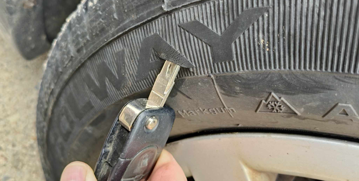 Na Osiedlu Zwycięstwa TNĄ NOŻEM OPONY samochodowe