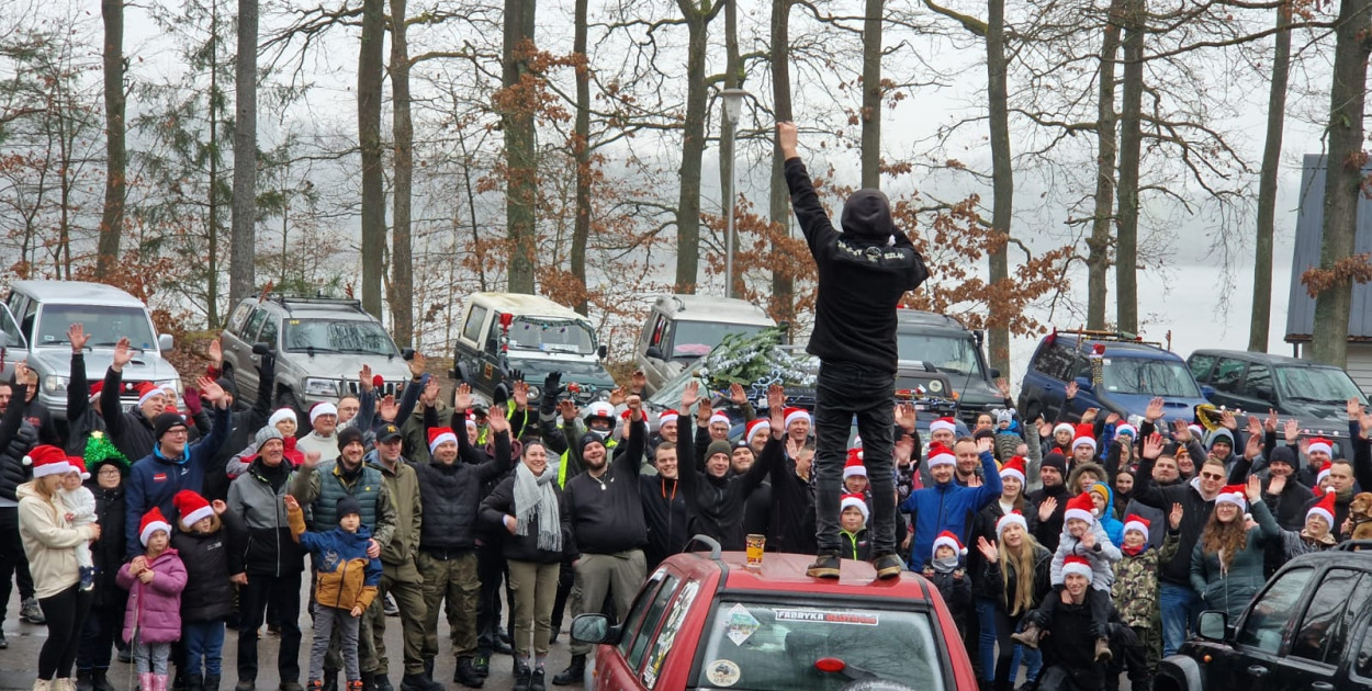 Offroadowa wyprawa mikołajkowa rozpoczęła się od towarzyskiego spotkania nad jeziorem Jeleń.
