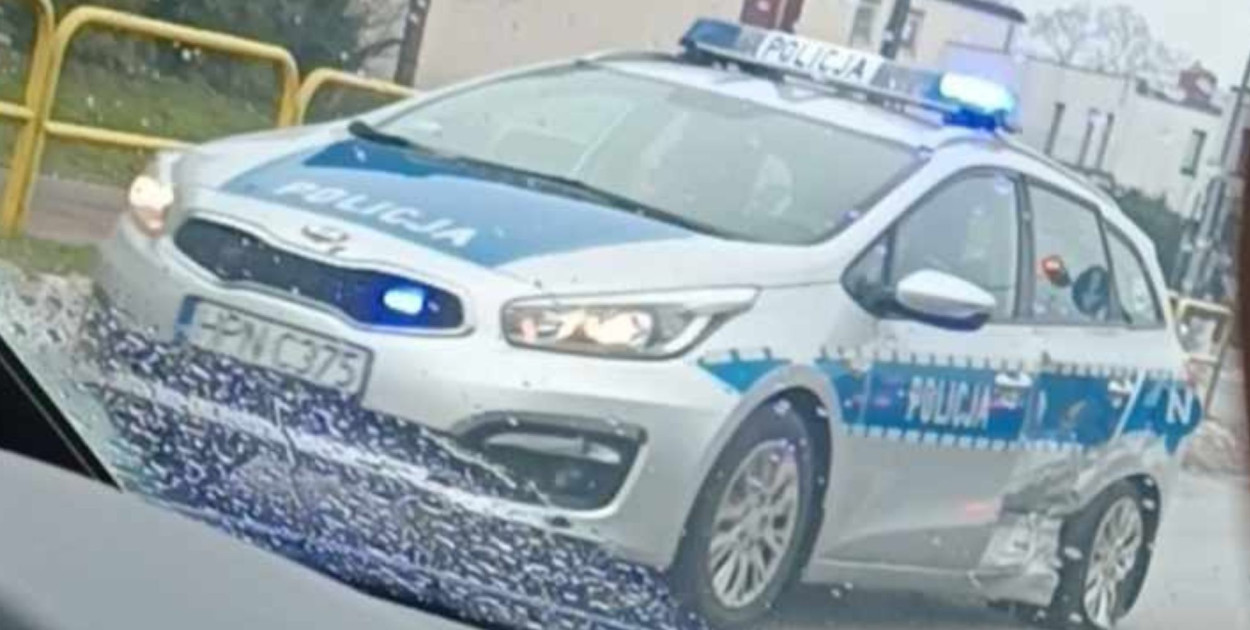 Bytowscy policjanci ROZBILI SIĘ “NA CZERWONYM”