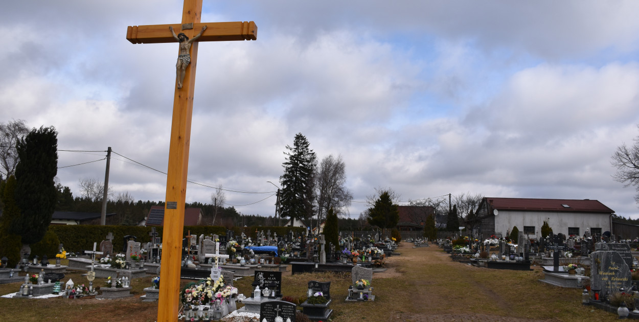 Krzyż na cmentarzu w Studzienicach został już wymieniony po zbiórce wśród mieszkańców