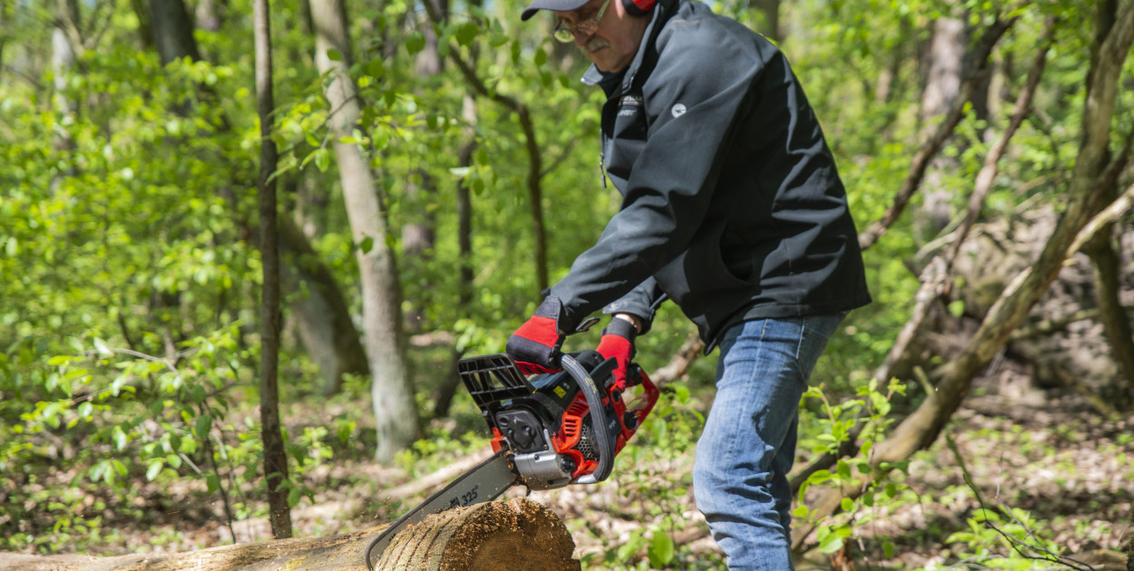Jak ostrzyć i konserwować piłę łańcuchową przed wiosennym sezonem?
