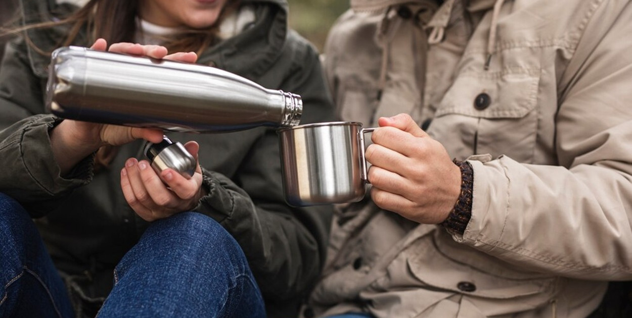 Termos i butelka – must have każdego podróżnika: na co zwrócić uwagę?