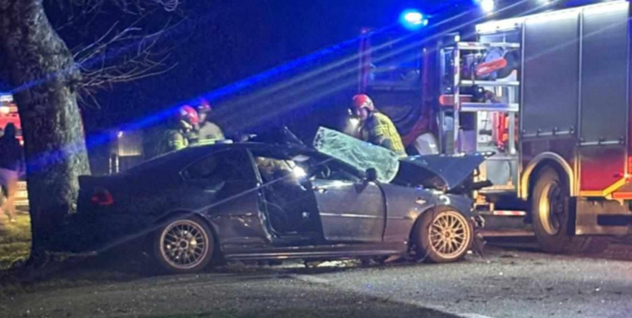 Wiktor, jadąc swoim BMW, uderzył w drzewo i zginął na miejscu