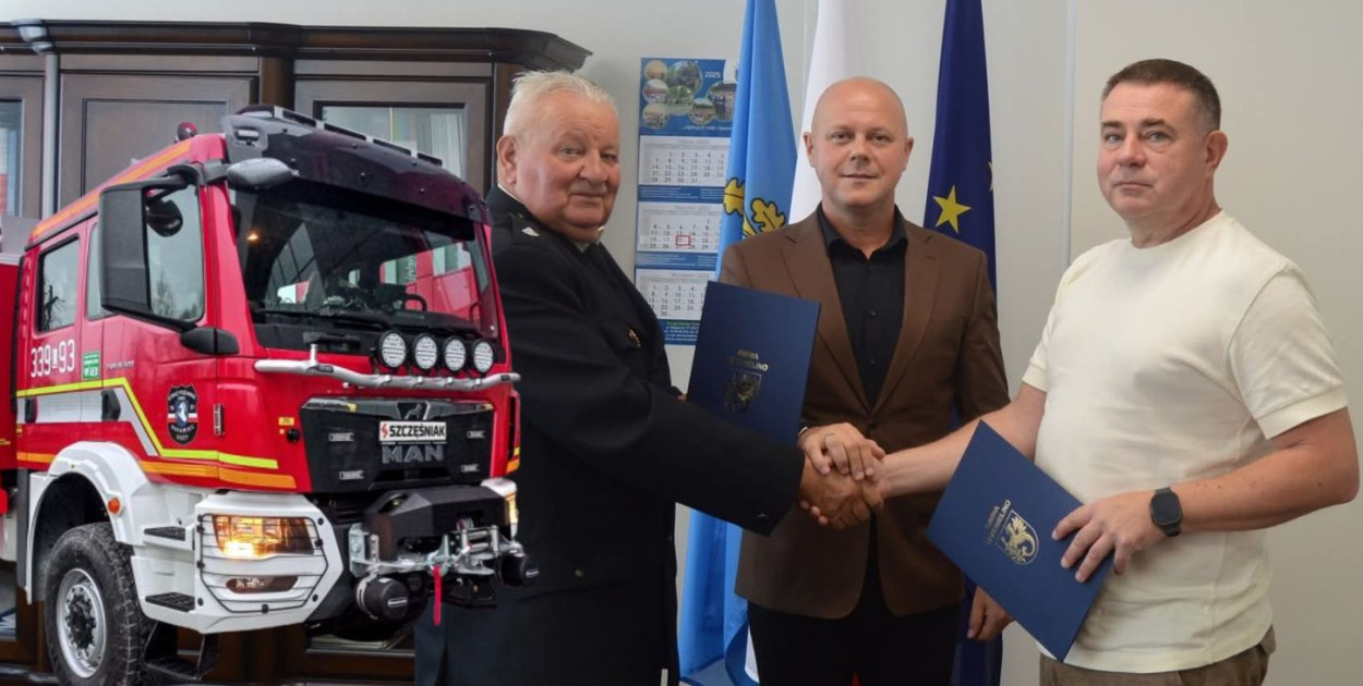 Umowę darowizny w wysokości 30 000 zł podpisali: przedstawiciel firmy Carry Pet Food Robert Tchórzko, prezes OSP Trzebielino Henryk Kula i wójt Daniel Chwarzyński