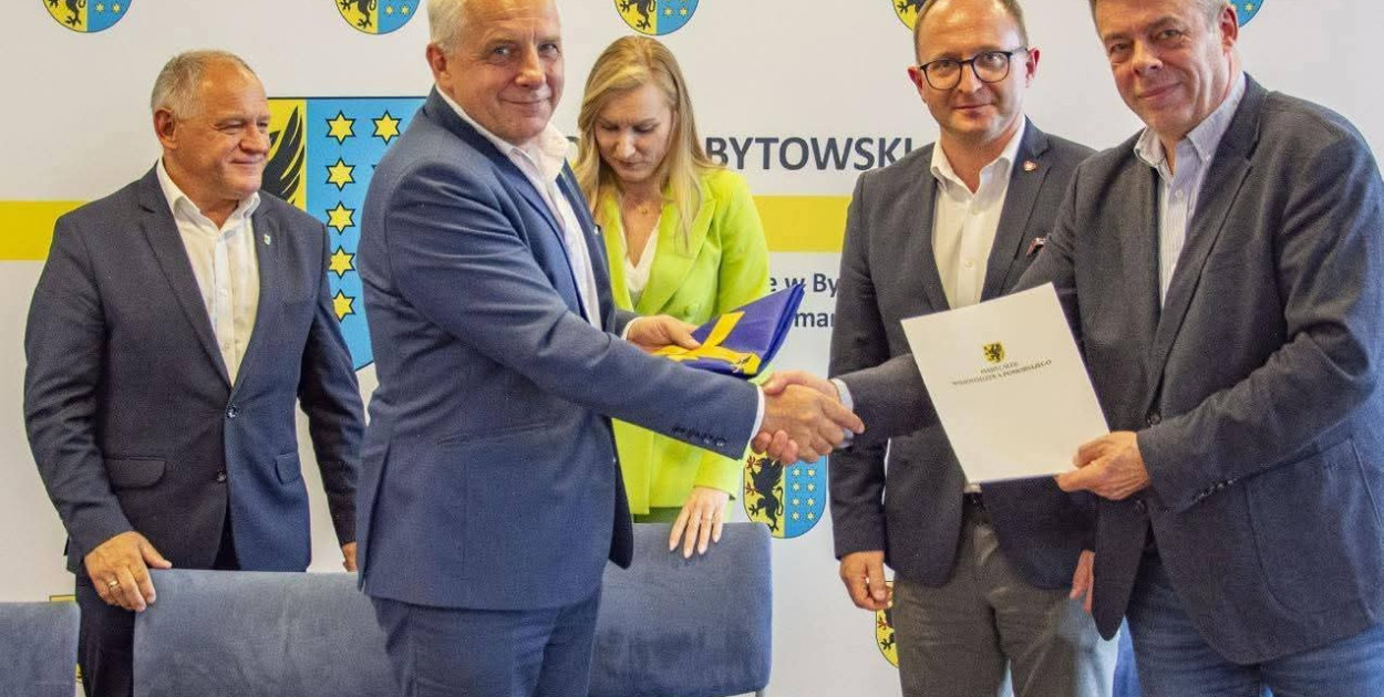 Starosta Leszek Waszkiewicz podczas oficjalnego podpisania umowy wdrażającej program „Centralnie Rodzina”