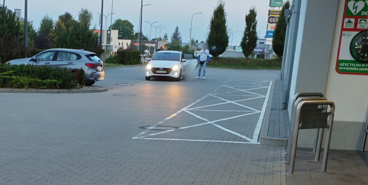Czytelnikowi nie podoba się, że samochód szkoły nauki jazdy parkuje w sposób nieprawidłowy przed marketem