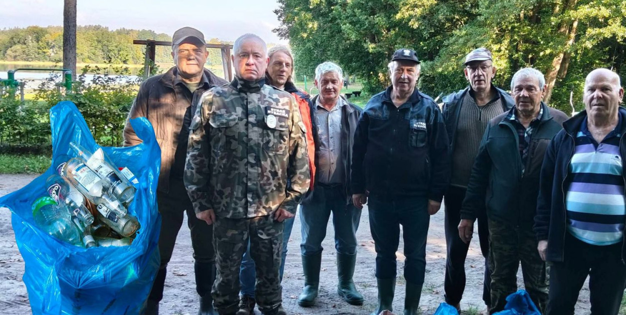 Radny Andrzej Borzyszkowski wziął udział w akcji sprzątania śmieci nad jeziorem Jeleń