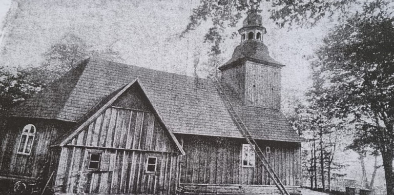 Zdjęcia nieistniejącego już kościoła katolickiego w Studzienicach, który w przeszłości został podpalony 