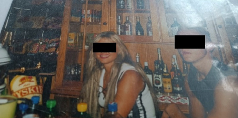 Czytelnik o imieniu Jurek wysłał zdjęcie, które kiedyś zrobił w słynnym Pubie “U Ireny” w Bytowie. Na zdjęciu jest właścicielka i jej syn. Ze względów prawnych zanonimizowaliśmy ich twarze 