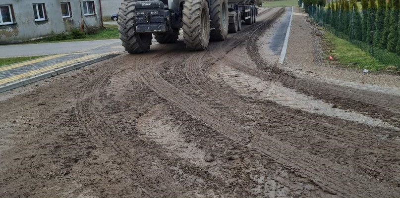 Tak nowy asfalt na osiedlu w Karwnie wygląda po kilku przejazdach maszyn, należących do miejscowego przedsiębiorcy - rolnika 
