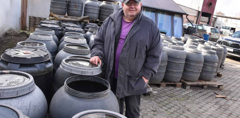 Janusz Sobczak zamierza udowodnić, że zgromadzone na jego posesji beczki nie są typowymi odpadami i nie powinien z tytułu ich składowania zapłacić żadnej kary