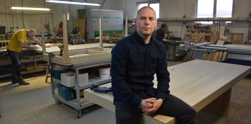 Paweł Zadworny od podstaw zbudował firmę Selfia, która produkuje designerskie meble drewniane