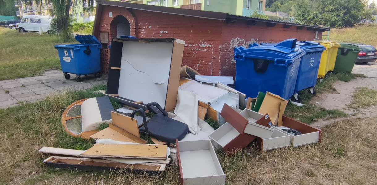 Mieszkanka z ulicy Pochyłej domaga się usunięcia sterty odpadów wielkogabarytowych 
