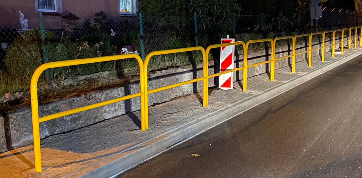 Po modernizacji chodnik w Rekowie został zwężony za pomocą żółtych barierek 