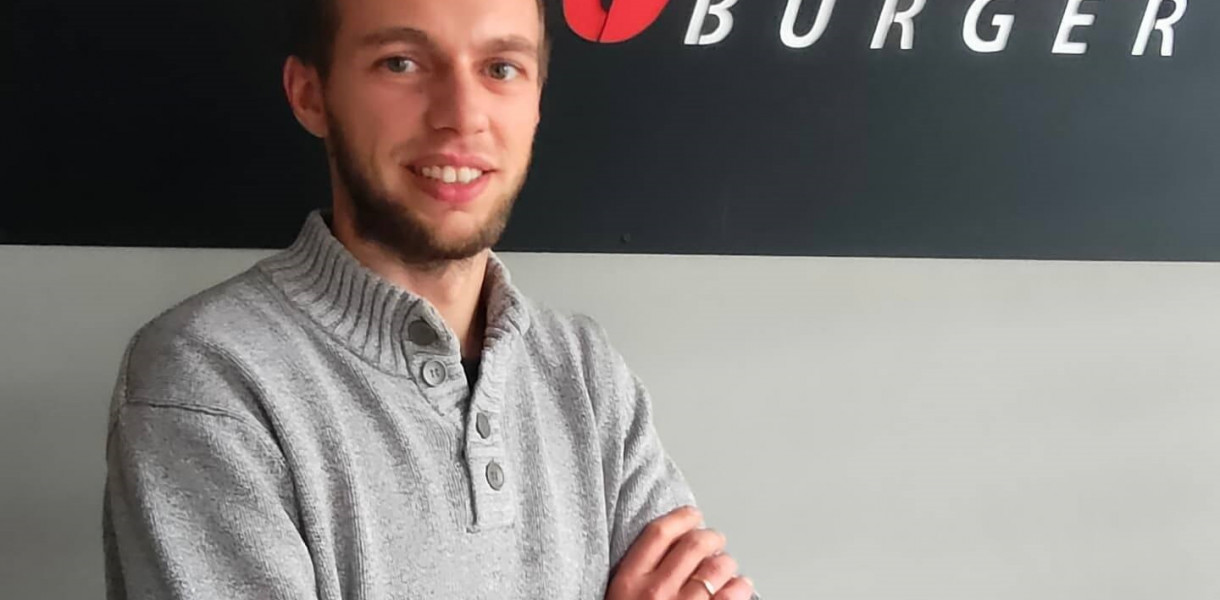 Szymon Lemańczyk w 2017 roku założył znany w Bytowie lokal - Szymi Burger