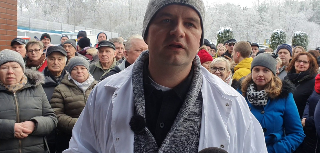 Łukasz Kożykowski wylosował 3 osoby, które otrzymały duże kosze z wędlinami