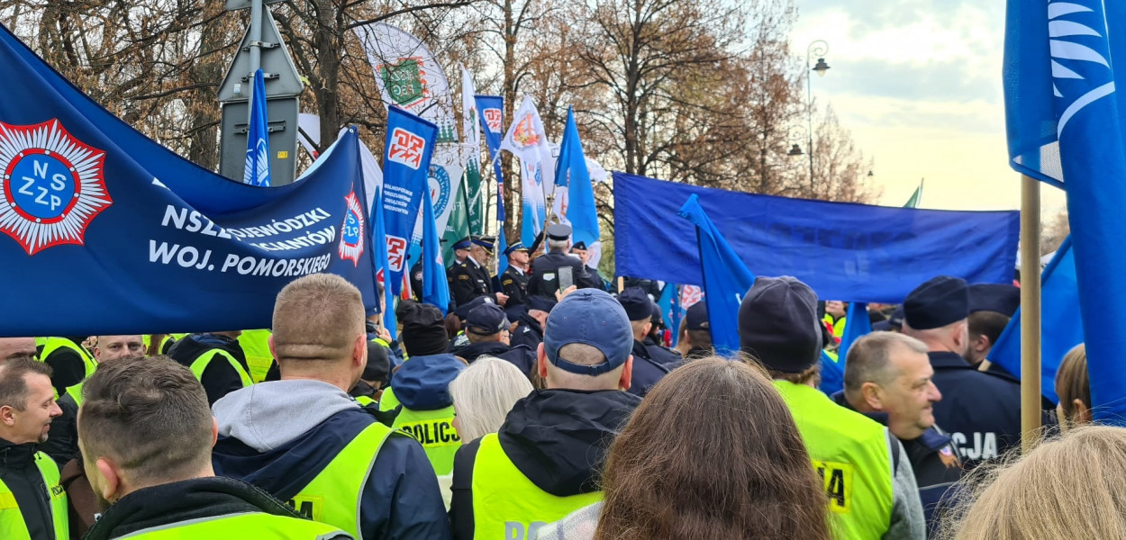 Policjanci z powiatu bytowskiego i województwa pomorskiego pojechali do Warszawy protestować w sprawie podwyżek 