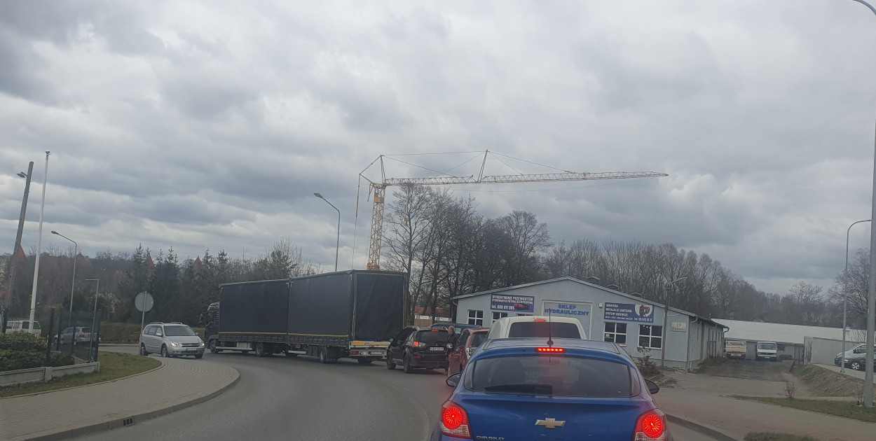 Kierowcy z działki dewelopera będą mogli wyjeżdżać tylko w prawo