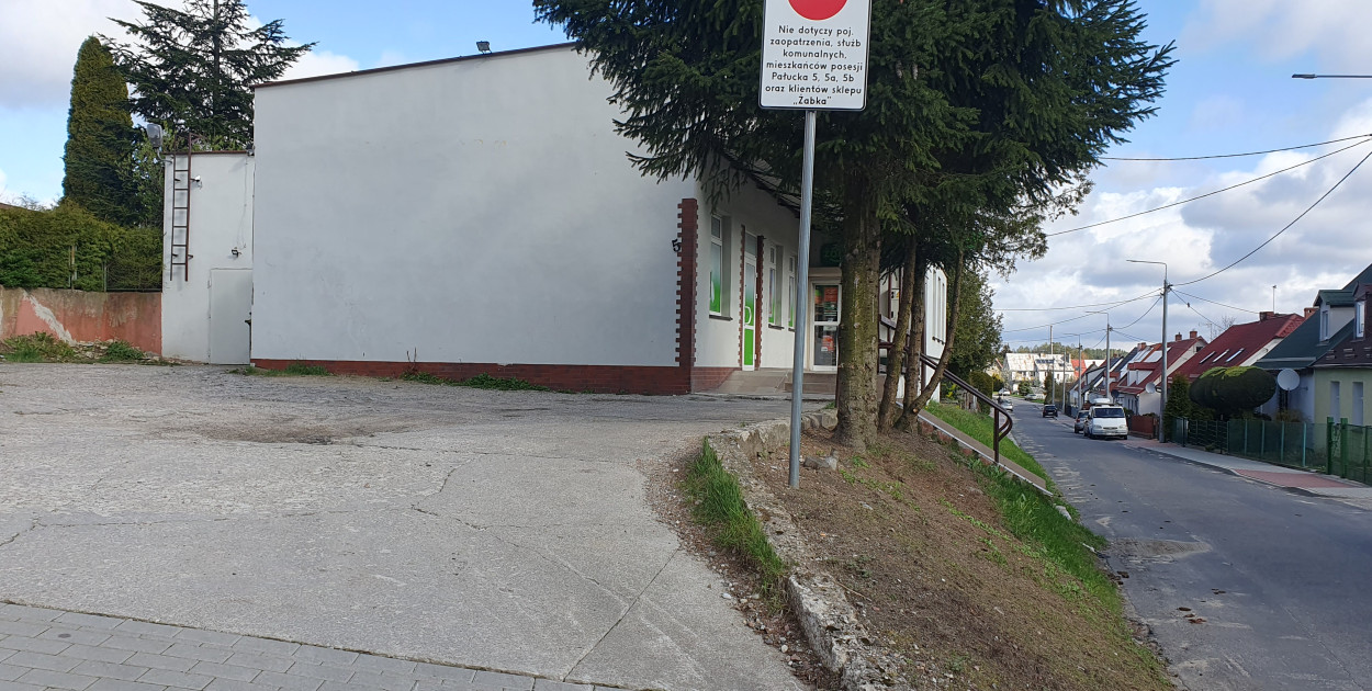 Do zdarzenia z udziałem policjantów doszło na parkingu przy sklepie Żabka na ulicy Pałuckiej w Miastku