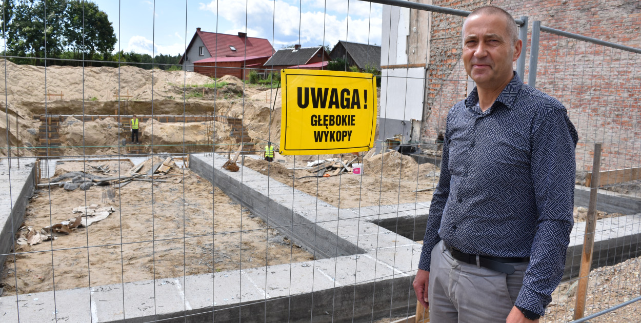 Wójt Bogdan Ryś na placu budowy nowego skrzydła Urzędu Gminy w Studzienicach 