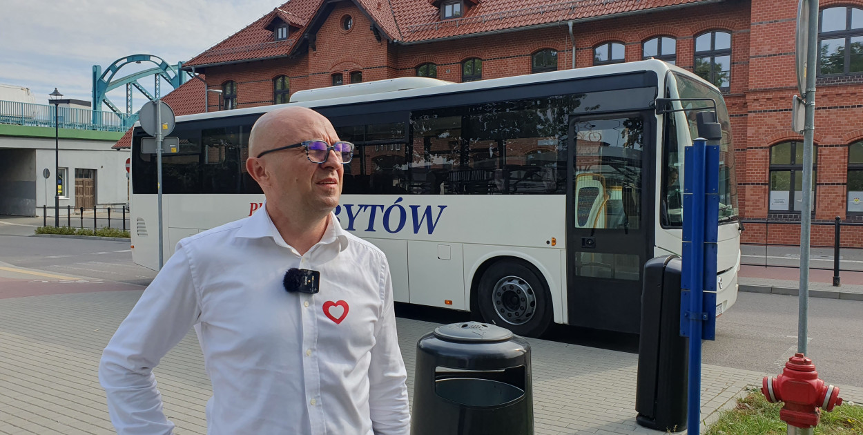 Zbigniew Dróżdż podkreśla, że Bytów ma odnowiony dworzec kolejowy, ale pociągów pasażerskich nie ma