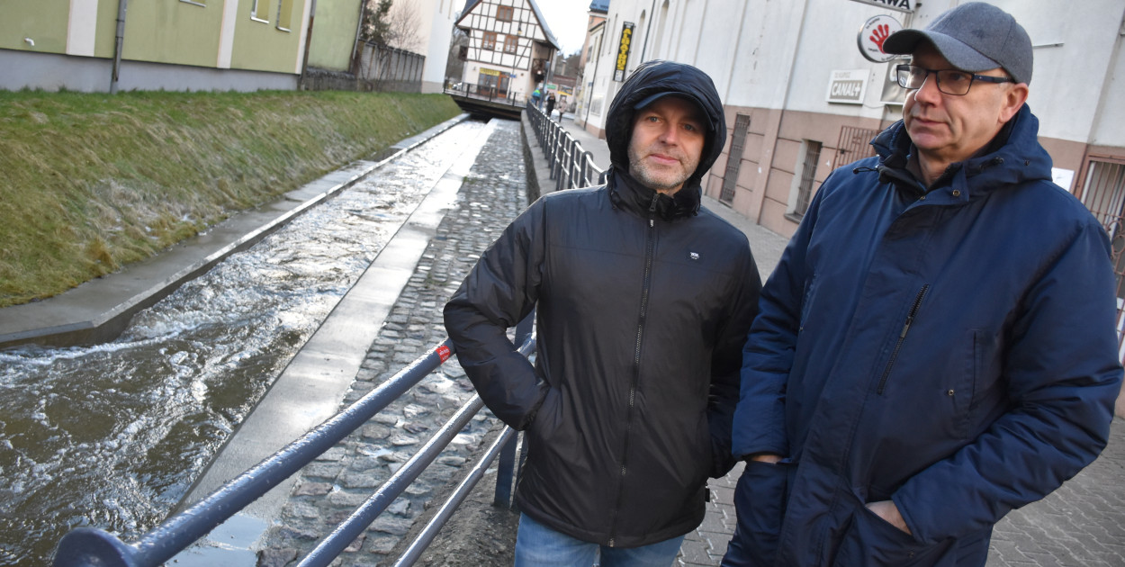 Radny Tomasz Franciszkiewicz i przedsiębiorca Tomasz Kluczewski twierdzą, że rzeka Bytowa została w niewłaściwy sposób uregulowana