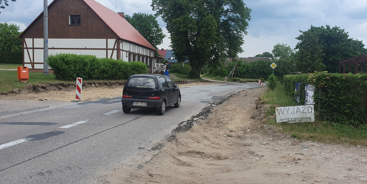 W Nożynie asfalt został już sfrezowany. Będzie nowa nawierzchnia i nowe chodniki 