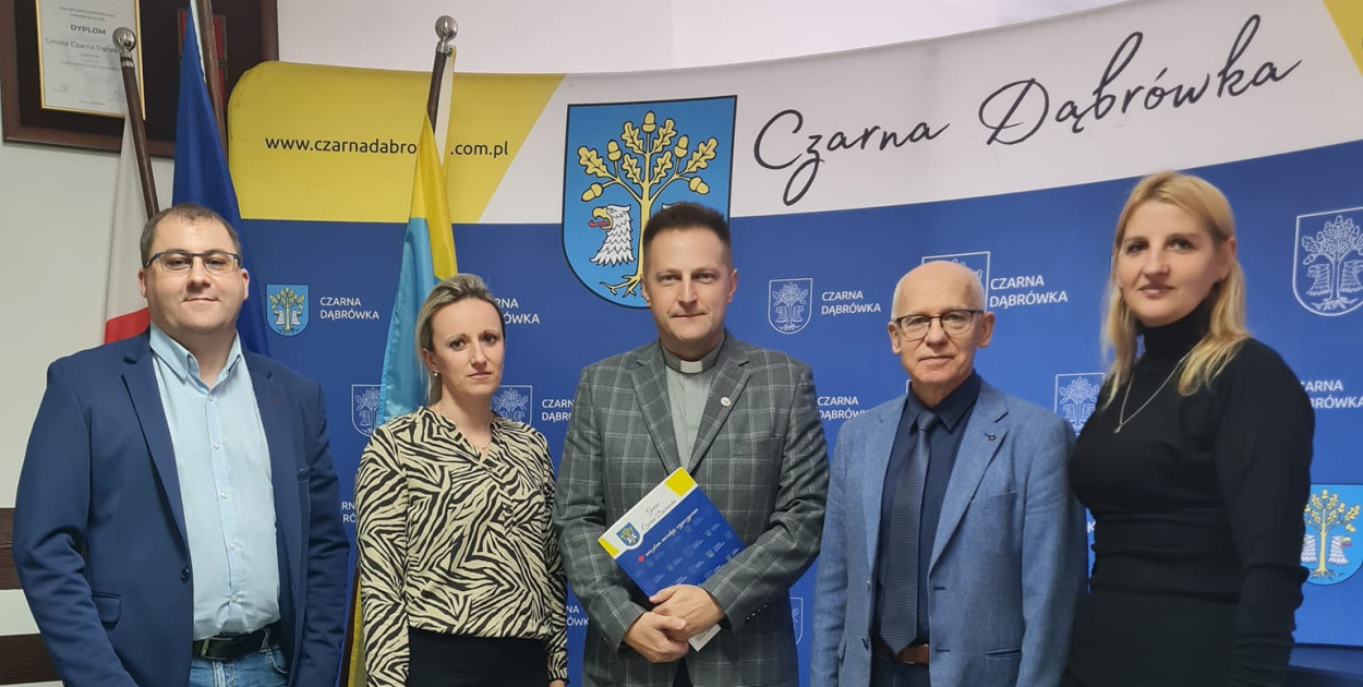 Ks. Michał Lal, proboszcz parafii w Nożynie, odebrał od wójta Jana Klasy rządowe dofinansowanie na remont świątyni