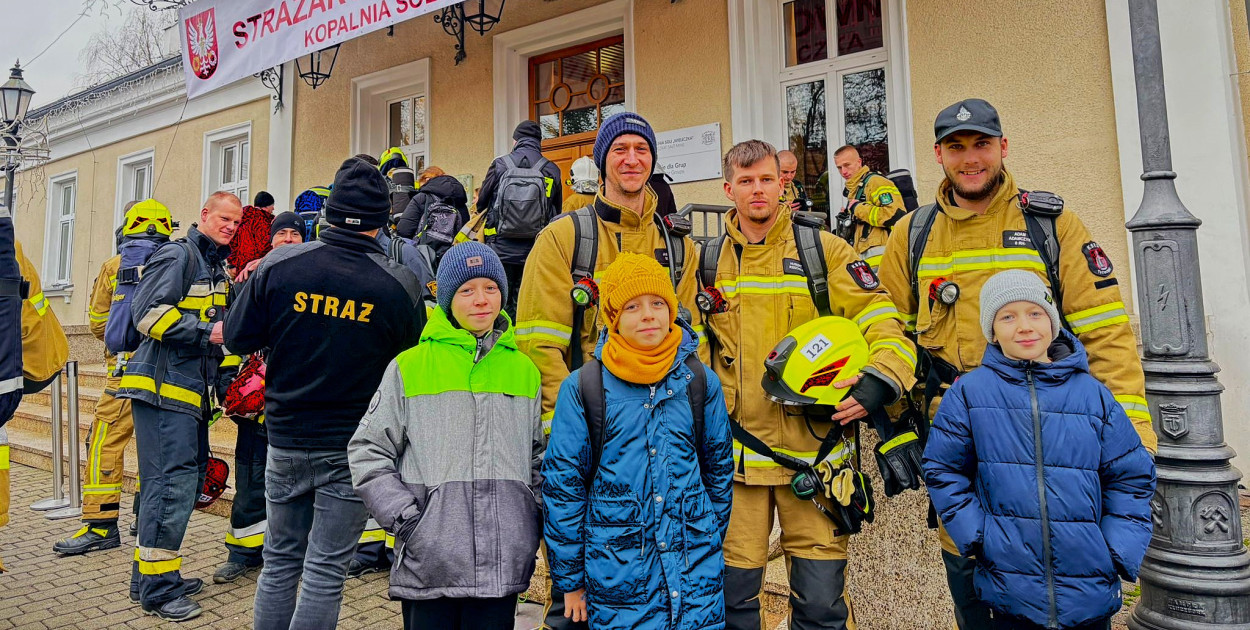 Druhowie z jednostki OSP Tuchomie zameldowali się na barbórkowym turnieju w kopalni soli w Wieliczce.