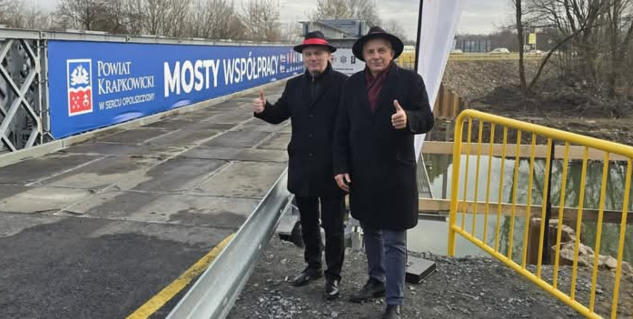 Starosta Leszek Waszkiewicz i burmistrz Ireneusz Gospodarek podczas pobytu w Krapkowicach otwierali most tymczasowy