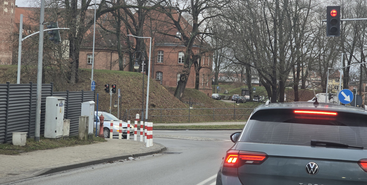 Słupki blokujące wjazd na chodnik zostały zamontowane kilka tygodni temu