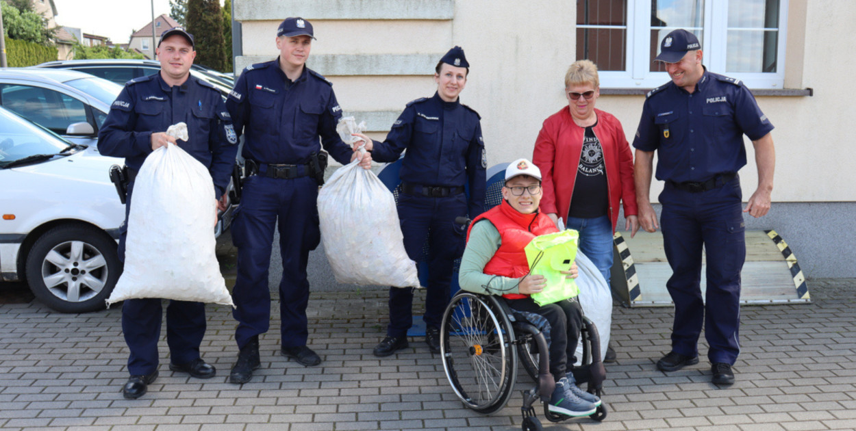 Jeden z policjantów krytykuje zajmowanie się obsługą niebieskiego kosza na nakrętki