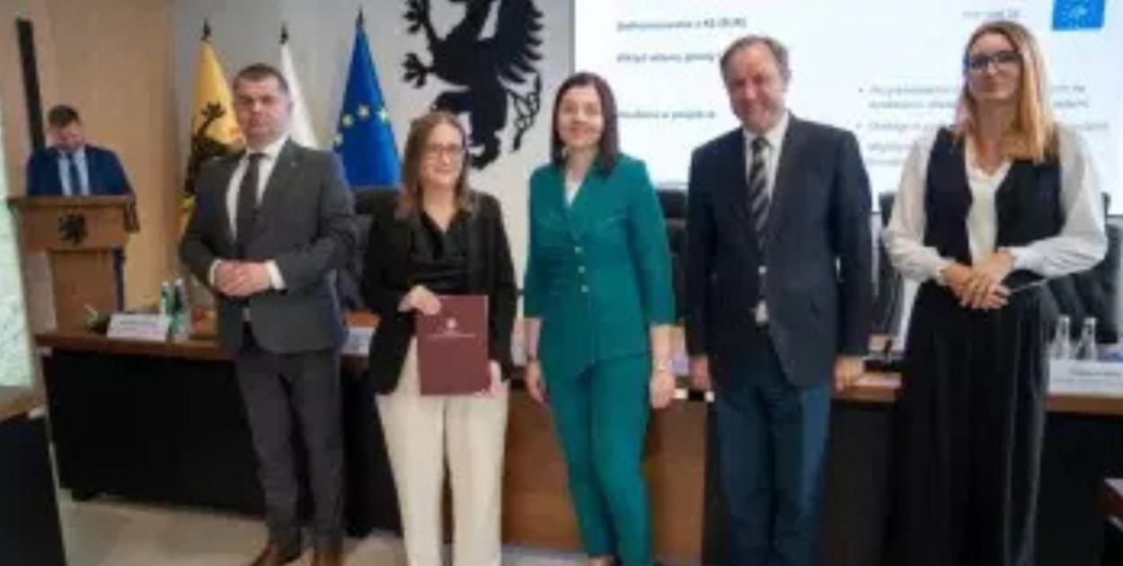 Na podpisaniu umowy Bytów reprezentowała wiceburmistrz Jadwiga Dąbek