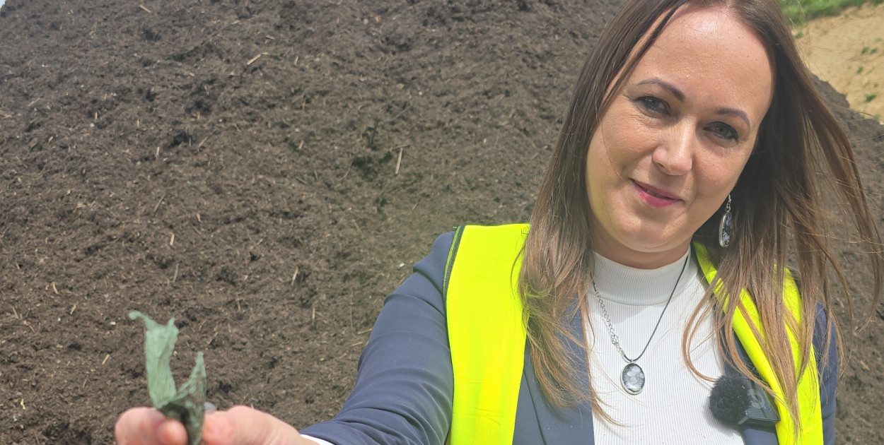 Katarzyna Korona z ZZO Sierzno prosi aby szklane opakowania wyrzucać bez nakrętek i innych dodatkowych elementów, bezpośrednio do pojemnika, bez używania foliowego worka 