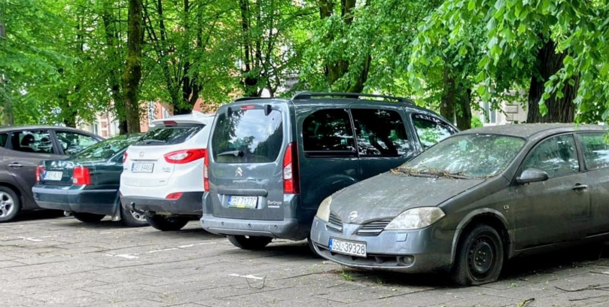 Ten mocno zużyty Nissan nie posiada obowiązkowego ubezpieczenia, co może oznaczać, że wkrótce zniknie z zatłoczonego placu Krofeya