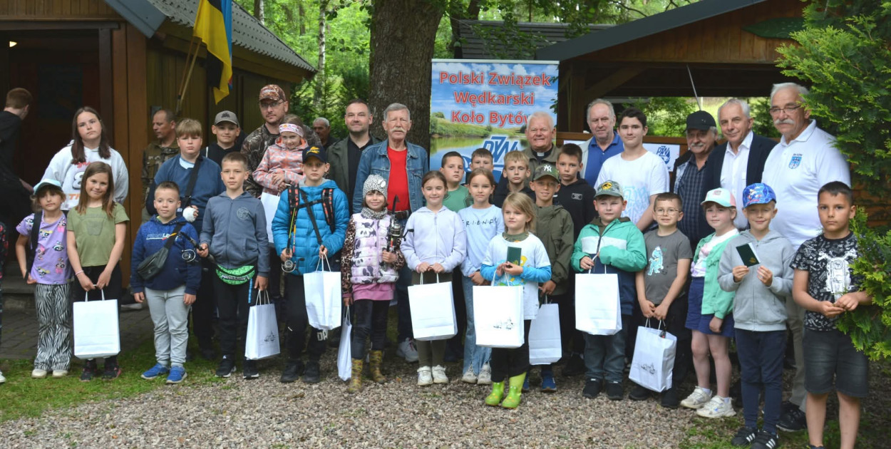 Najmłodsi bytowscy wędkarze dostali nie tylko darmowe zezwolenia, ale i wędkarską wyprawkę