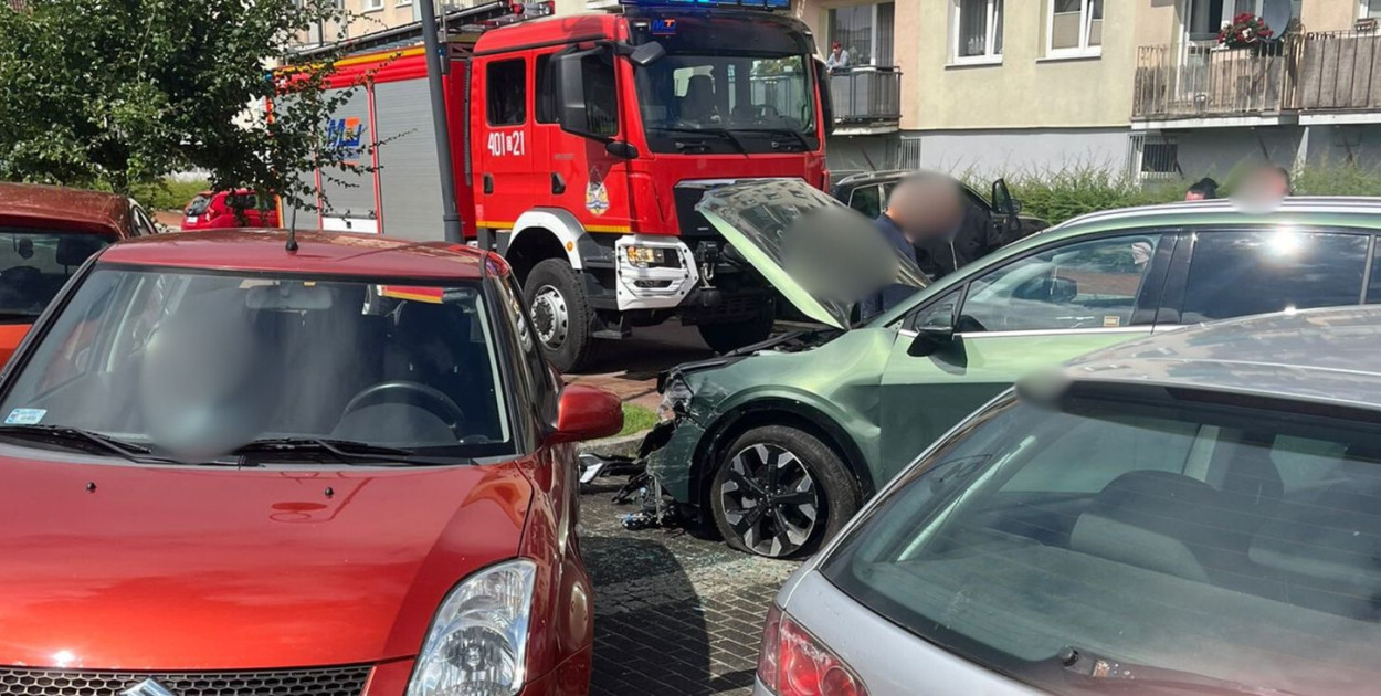 78-letni kierowca Suzuki spowodował kolizję, uszkadzając cztery samochody i latarnię uliczną