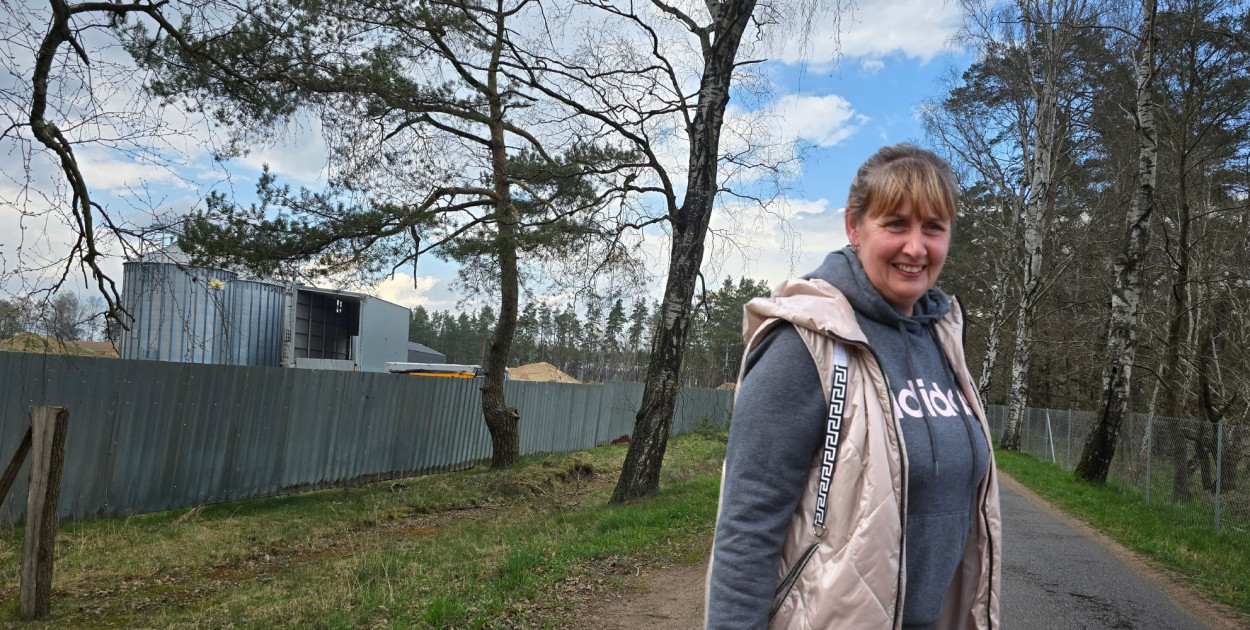 Na działce w Nożynku, tam gdzie obecnie stoją silosy, właściciel przewiduje budowę nawet 12 kurników oraz biogazowni. Na zdjęciu sołtys Nożynka Beata Kopp-Ostrowska