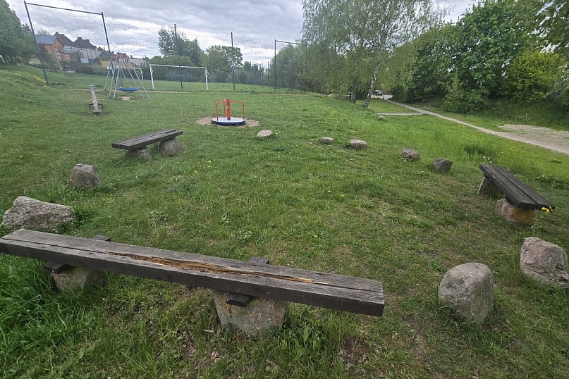 Masłowski wskazuje MANKAMENTY na placu przy ul. Niemcewicza