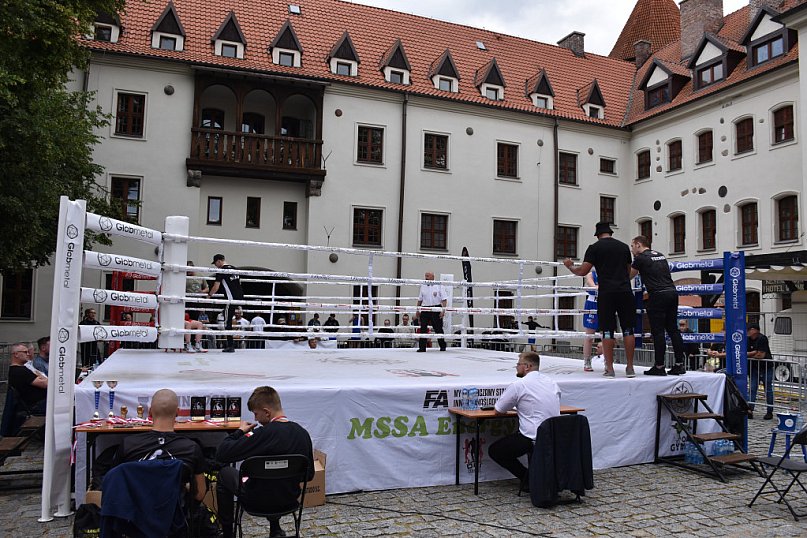 Bokserski turniej na rycerskim dziedzińcu. Był NOKAUT